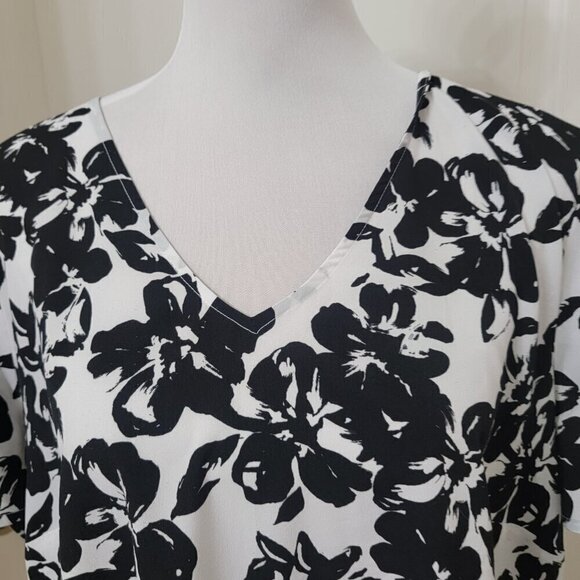 Lane Bryant Size 18/20 White with Black Floral Pattern V Neck Blouse - Picture 2 of 12